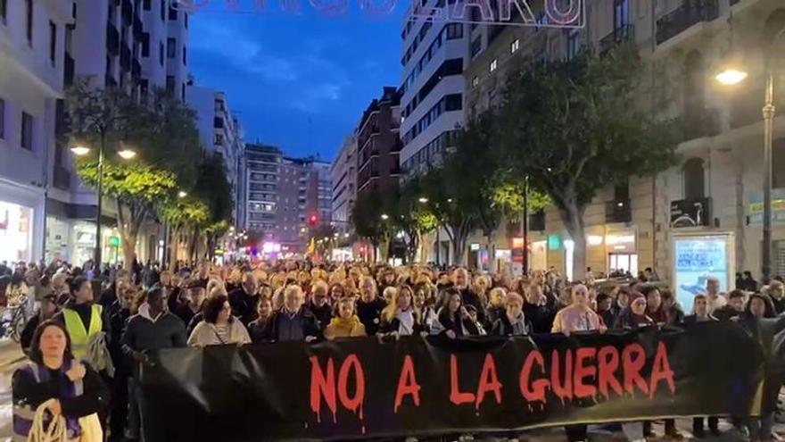 Los manifestantes recorren las calles de València en protesta de la guerra en Oriente Medio