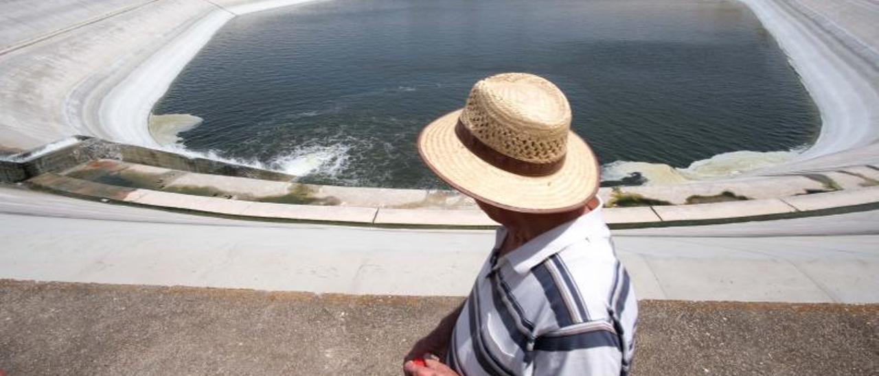 Un embalse del Vinalopó recibiendo un caudal de emergencia del trasvase del Júcar. | ÁXEL ÁLVAREZ