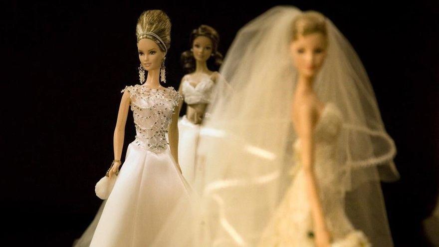 Nines Barbie vestides de núvia, vestit que va ser decisiu perquè la demanda es disparés només néixer, el 1954