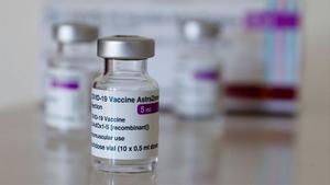 Un responsable de l’EMA recomana evitar l’ús de la vacuna d’AstraZeneca