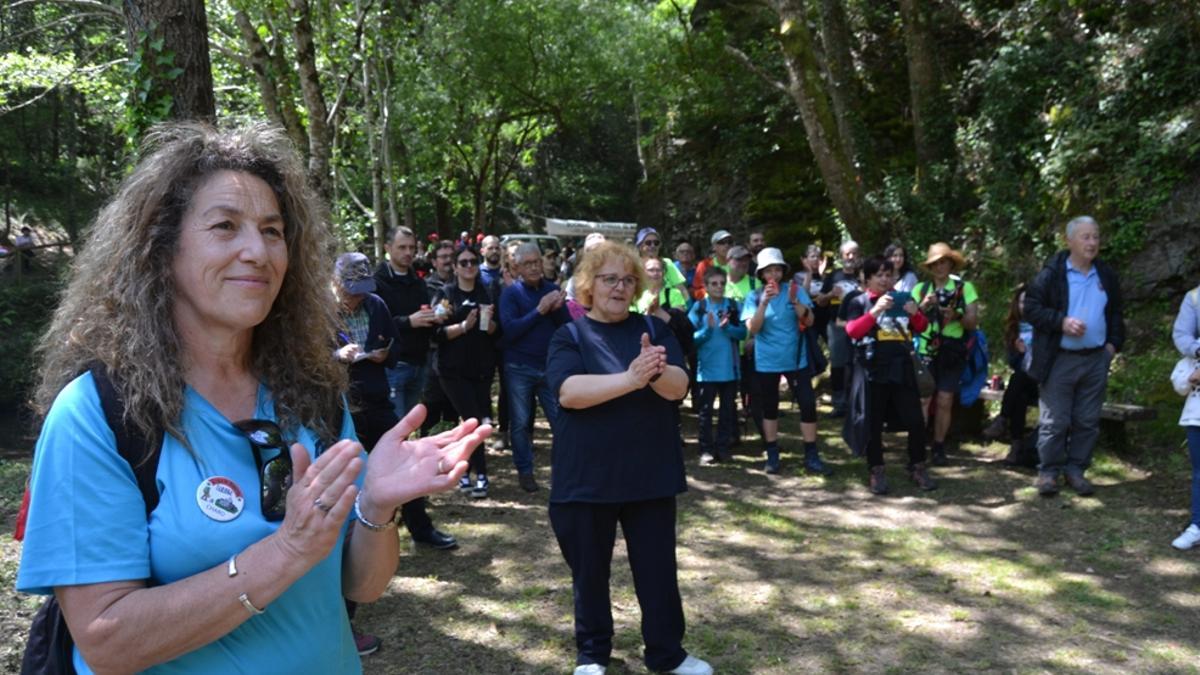 Participantes en una actividad a favor de la gran senda del Navia.