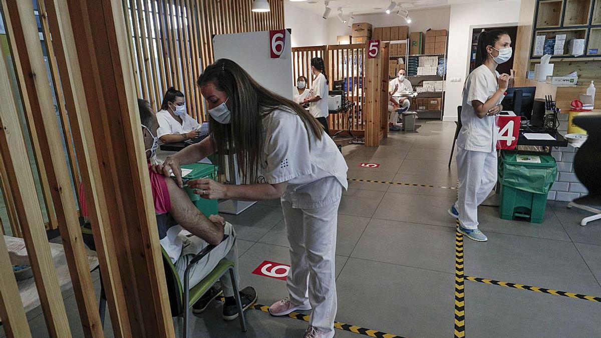 Enfermeras vacunando al personal de servicios esenciales en el hospital de Son Espases.