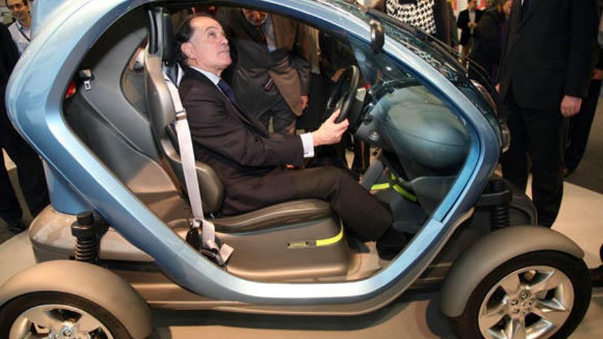 El vicepresidente segundo y consejero de Economía y Empleo, Tomás Villanueva, asiste a la inauguración del I Salón del Vehículo y Combustible Alternativo; en la imagen prueba el prototipo eléctrico de Renault