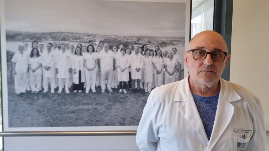 El psicólogo clínico Gonzalo Martínez Sande, junto a una imagen del equipo de la ULM del Chuac. | | L. O.