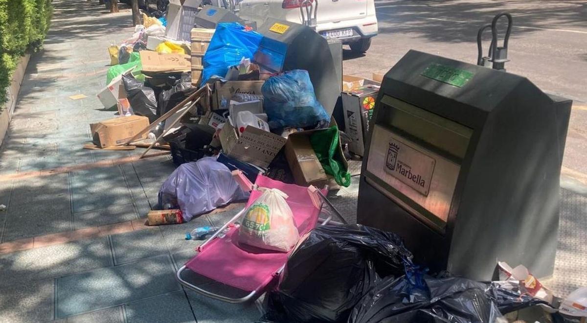 Basuras y residuos acumulados junto unos contenedores en una céntrica calle de Marbella el pasado verano