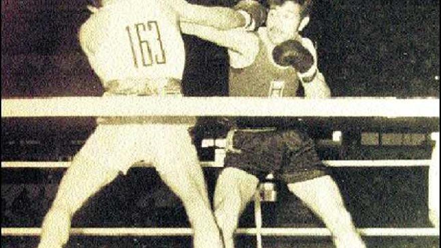 Alfonso Fernández, de frente, en la final de los Juegos del Mediterráneo-71 ante el turco Sandal.