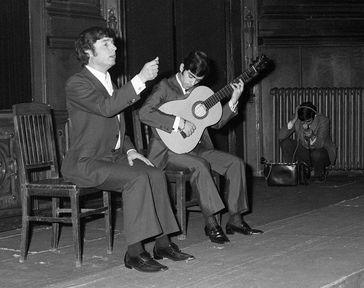 Madrid 5-2-1970.- El &quot;cantaor&quot; Enrique Morente acompañado a la guitarra por Manolo Sanlucar participa en la conferencia del poeta Manuel Ríos Ruíz sobre cante flamenco que se ha celebrado en el Ateneo de Madrid.
