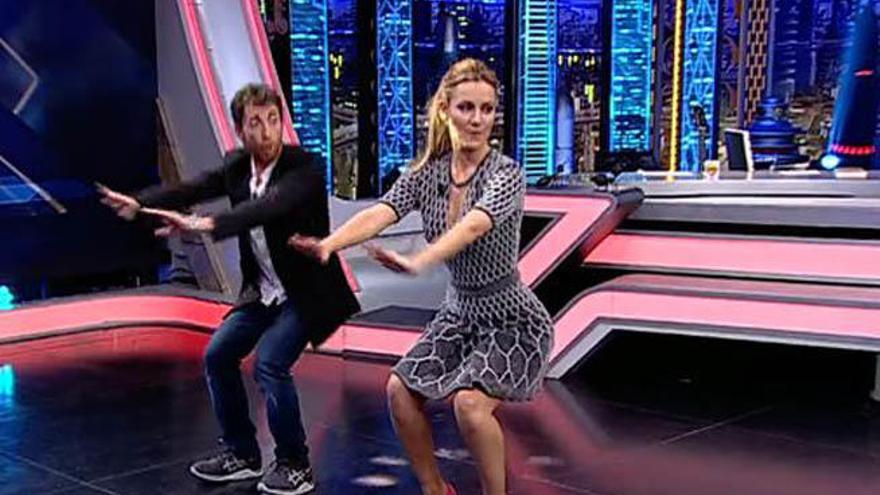 Edurne haciendo sentadillas con Pablo Motos