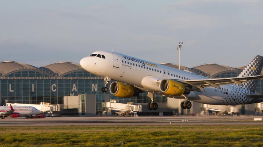 Un avión de Vueling despega en el aeropuerto de Alicante-Elche