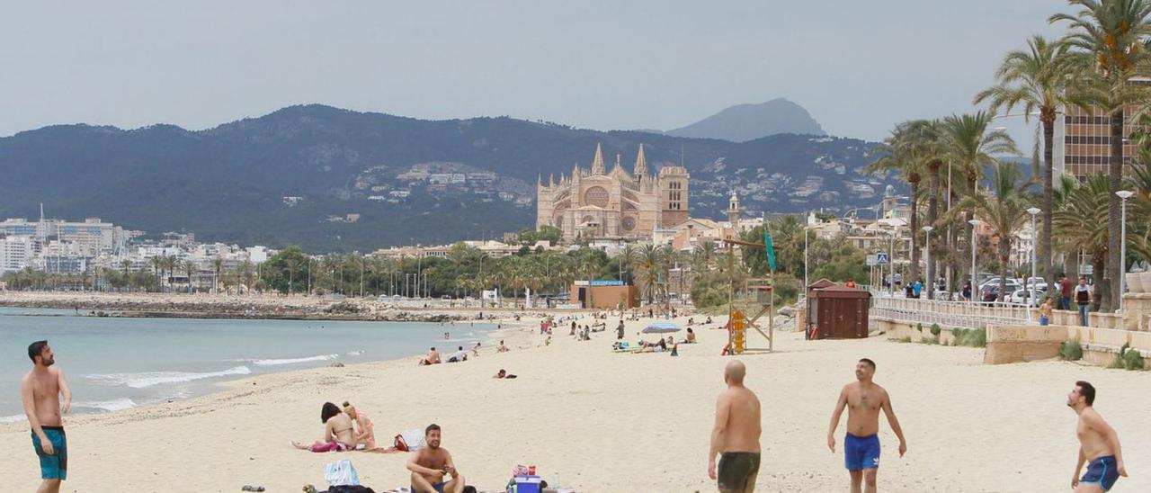 Erinnern Sie sich? Vor zwei Jahren waren die „playas“ auf Mallorca wegen Corona viel leerer.  | FOTO: ISAAC BUJ