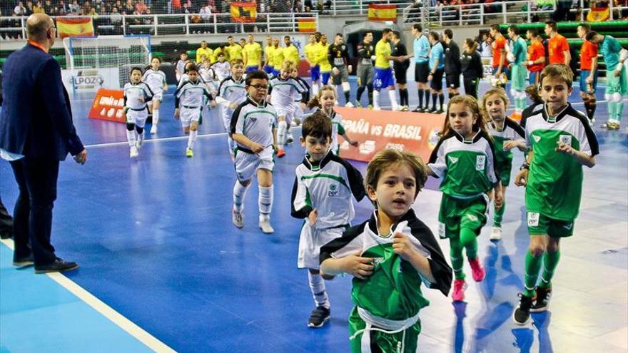 Gritos de ánimo al ritmo de ‘Paquito el chocolatero’