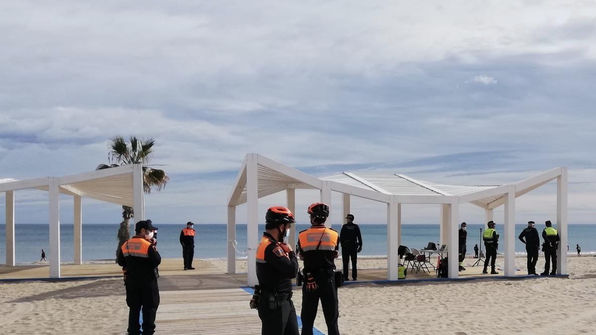 Control policial en las playas de Alicante durante el día de ayer