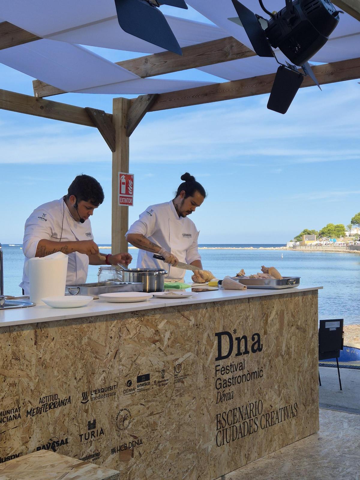 El chef Liván Valdés presentó en el festival una propuesta creativa con pollo payés.