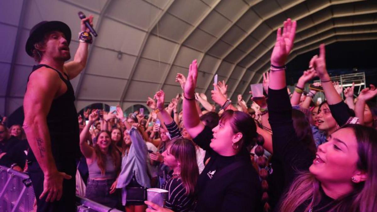 Dani Macaco, encaramándose a la valla para corear con sus seguidores, ayer, en el concierto. | Luisma Murias