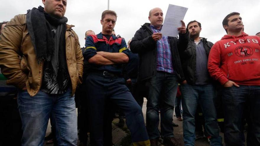 Daniel Cuartas, presidente del comité de Alcoa en Avilés, da lectura a la carta de la empresa que notifica el inicio de acciones para promover un despido colectivo.