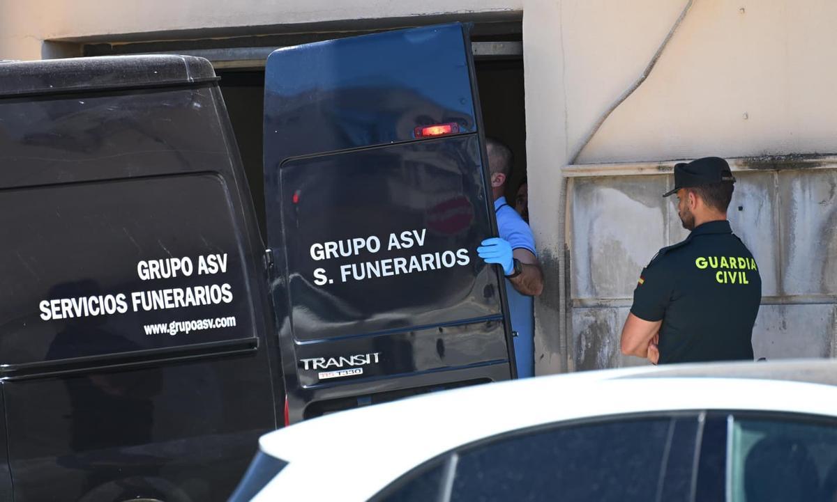 Investigación abierta en el cuartel de Dolores tras hallarse los cuerpos de un guardia civil, su mujer y su hijo