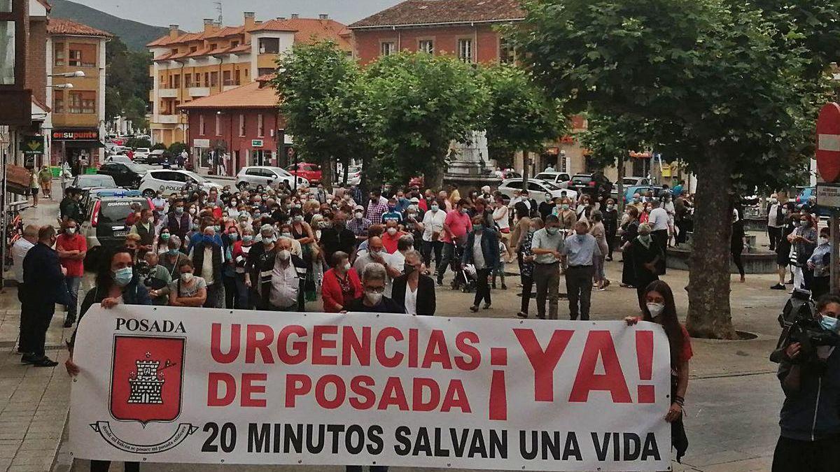 Vecinos de Posada, ayer, durante la manifestación que se inició en la plaza de Parres Piñera.