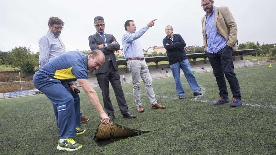 Un responsable del club muestra los desperfectos a los ediles del PP en presencia del presidente, segundo por la derecha.