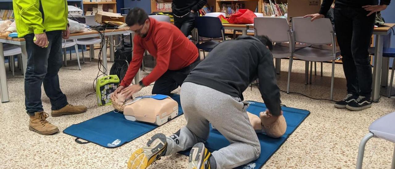 Varios profesores aprenden las técnicas de reanimación en un taller impartido por un experto. | Cedida