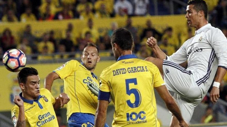 Cristiano Ronaldo, ante Dani, David García y Roque Mesa.