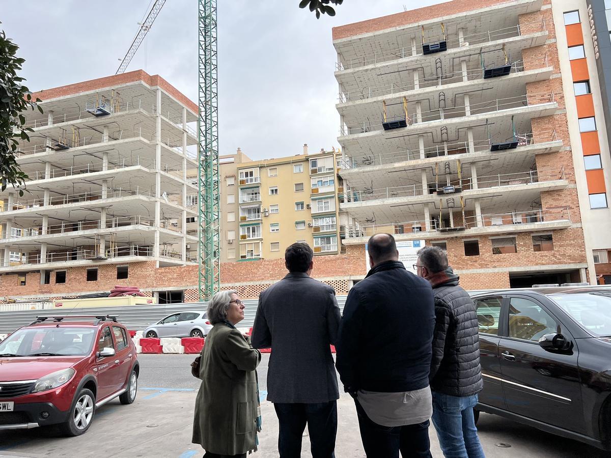 Construcción de un edificio con 35 viviendas de protección oficial en la Carretera de Cádiz, cuyos precios superan los 200.000 euros, excesivos para el candidato socialista
