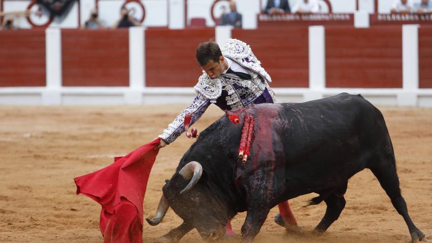 Aficionados y autoridades ven &quot;inolvidable&quot; la &quot;histórica&quot; tarde de El Juli en Gijón