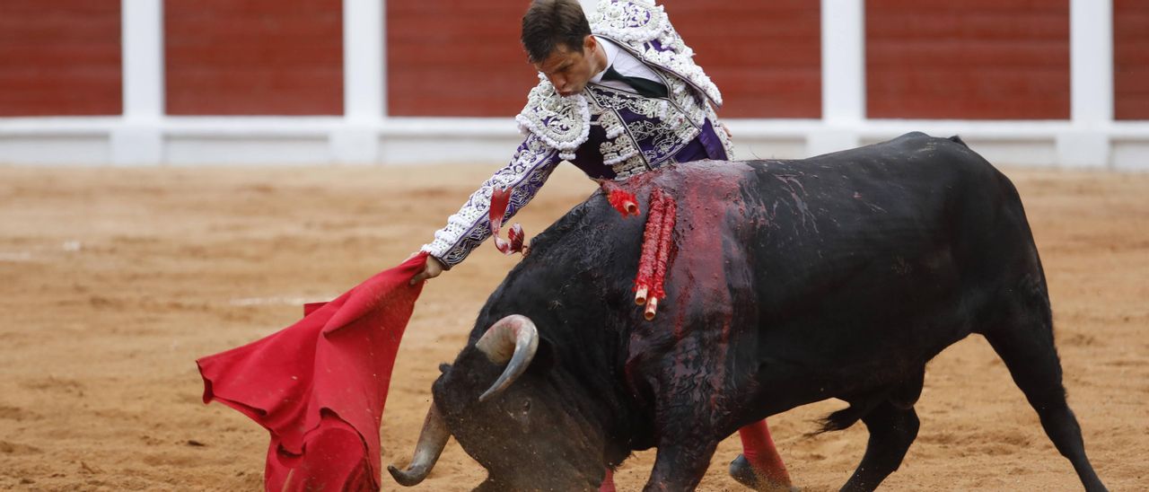Así fue la faena de El Juli a "Caritativo", el primer toro indultado en la historia de El Bibio (en imágenes)