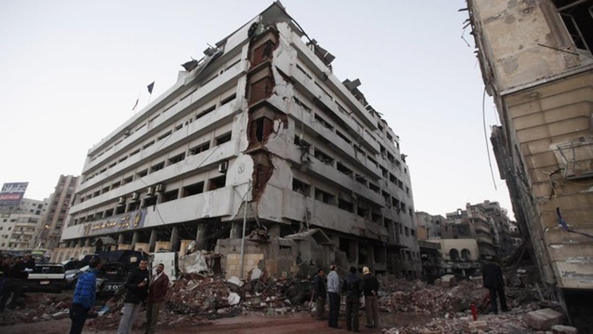 Al menos 14 muertos en un atentado contra un edificio de la policía egipcia