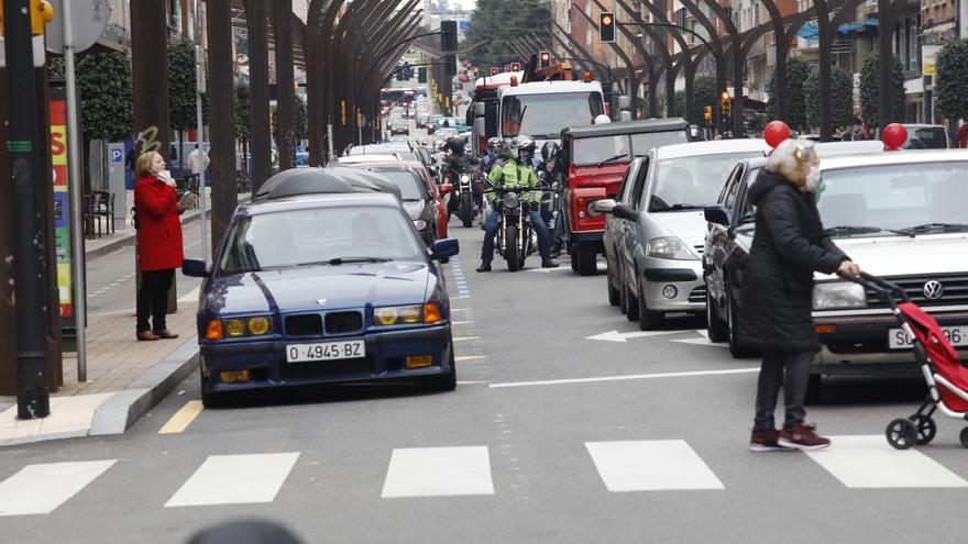 Centenares de vehículos clásicos marchan por Gijón contra la ordenanza de movilidad