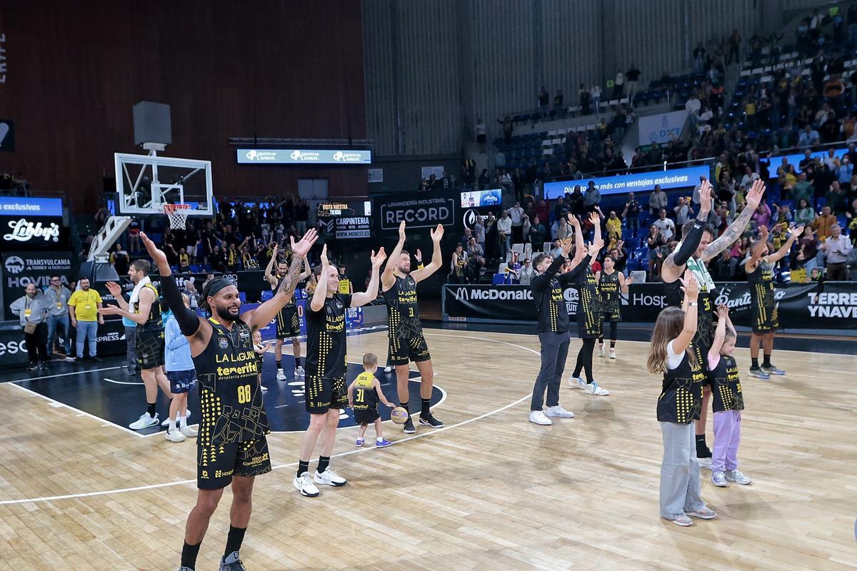 Los jugadores del CB Canarias celebran con la afición el triunfo ante el Zaragoza.