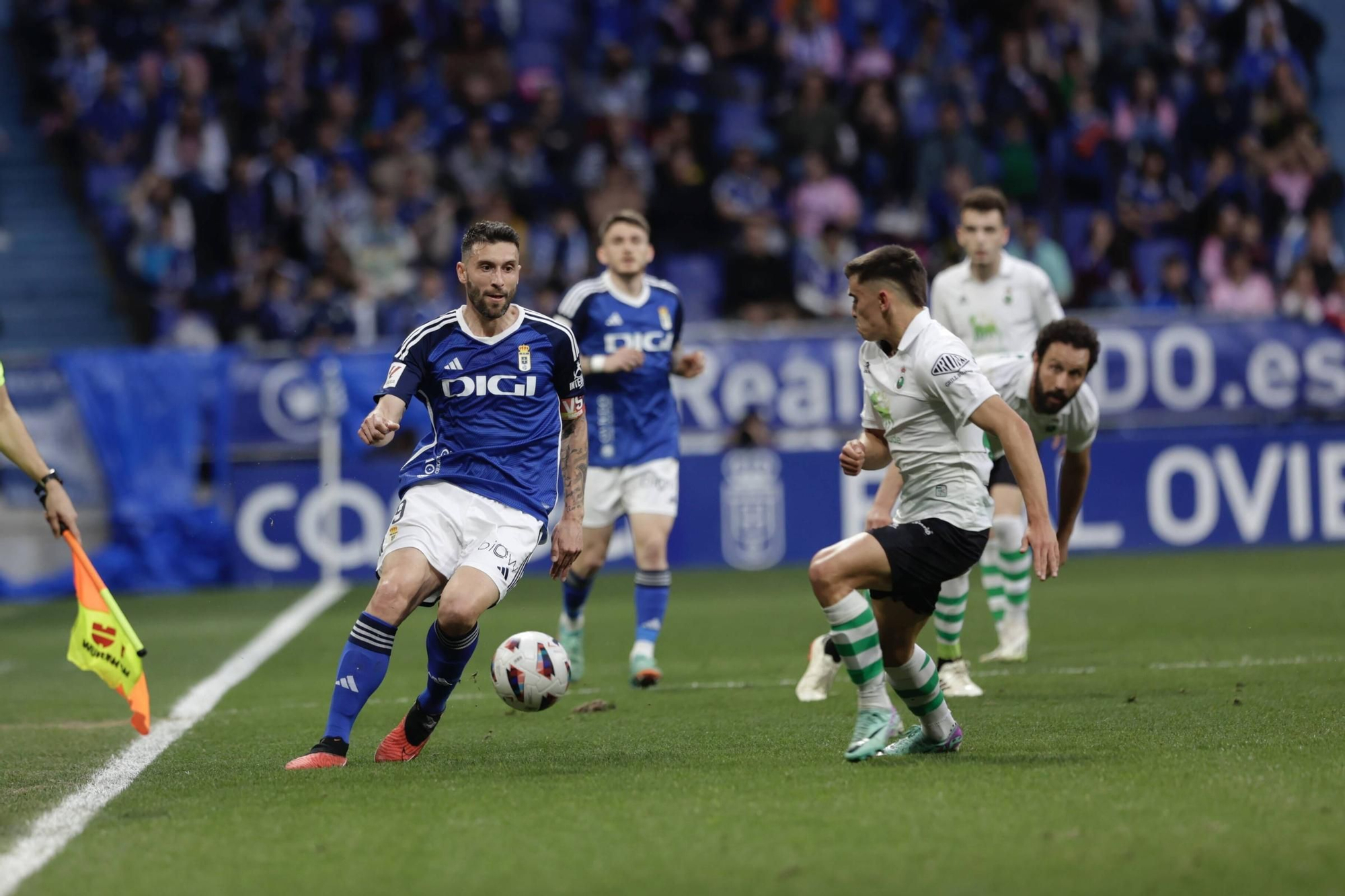 EN IMÁGENES: Partido y ambientazo del Real Oviedo-Racing de Santander disputado en el Tartiere