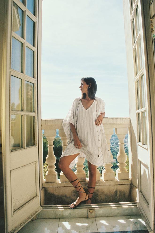 Vestido playero estilo kaftán con abalorios de madera de Zara