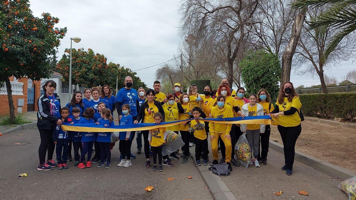 Algunos de los participantes en la carrera solidaria.