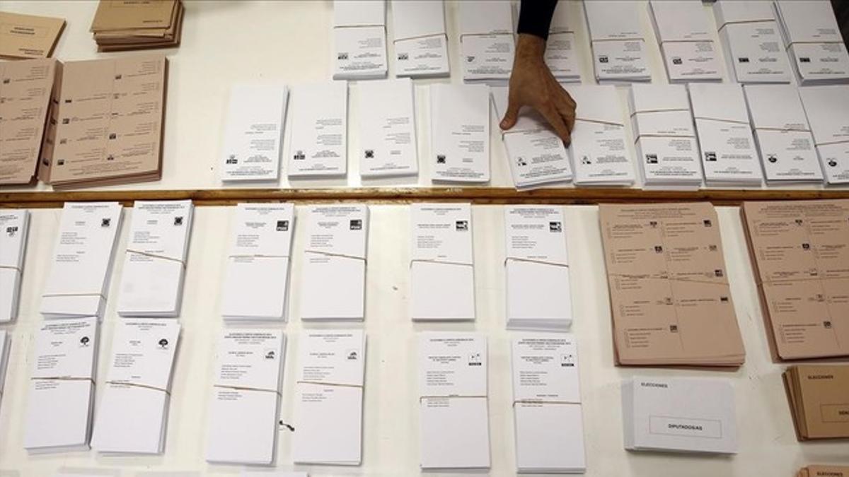 Preparativos de las papeletas para las elecciones generales en un colegio de Pamplona.