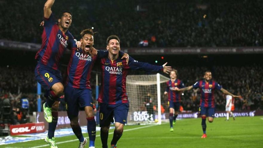 Suárez, Neymar y Messi festejan uno de los goles en el Camp Nou. // Efe