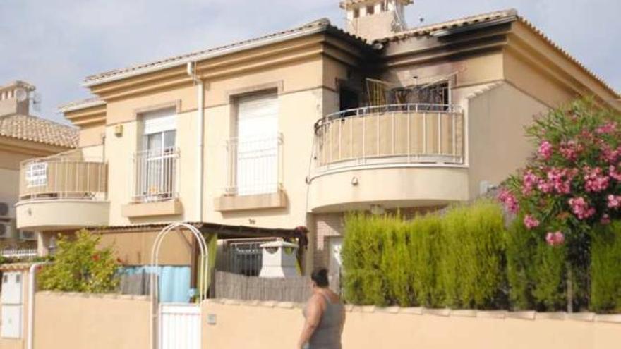 Fachada del inmueble siniestrado en Rojales.