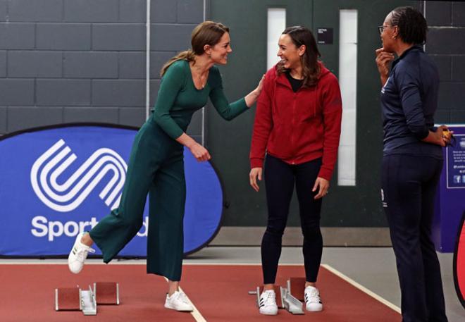 Kate Middleton estrena look low cost con culotte de Zara y zapatillas de M&amp;S