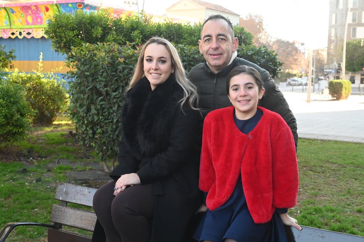 Yasmina Pérez i Alma Fullera, amb el president de Crémor, Pablo Antón.