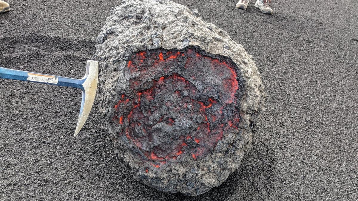 Así rueda una bomba de lava por el volcán de La Palma