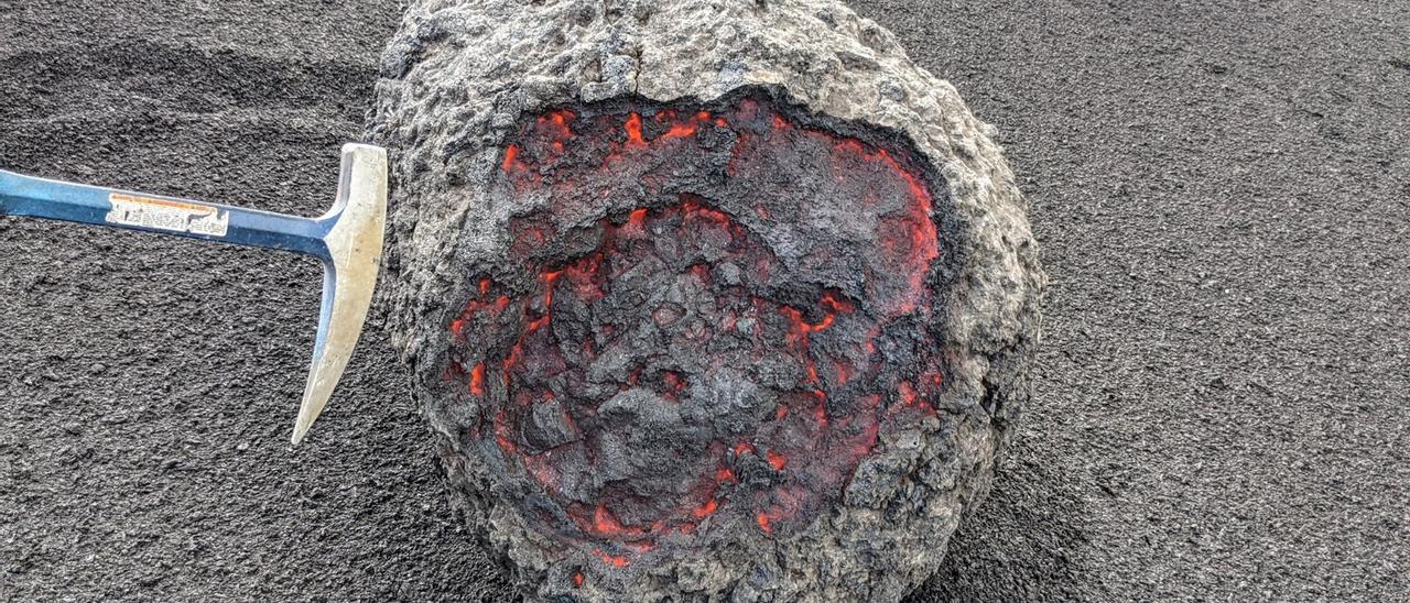 Así rueda una bomba de lava por el volcán de La Palma