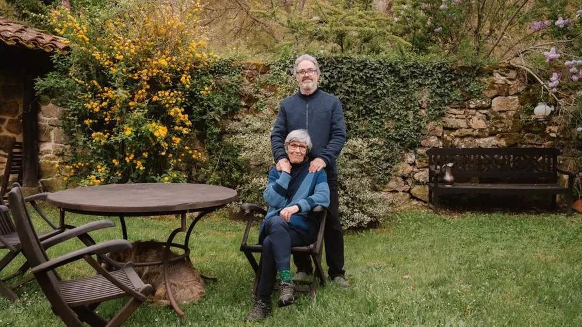 Javier e Isabel posan en el jardín de su hotel rural, La Gándara, en Crespos, Burgos.