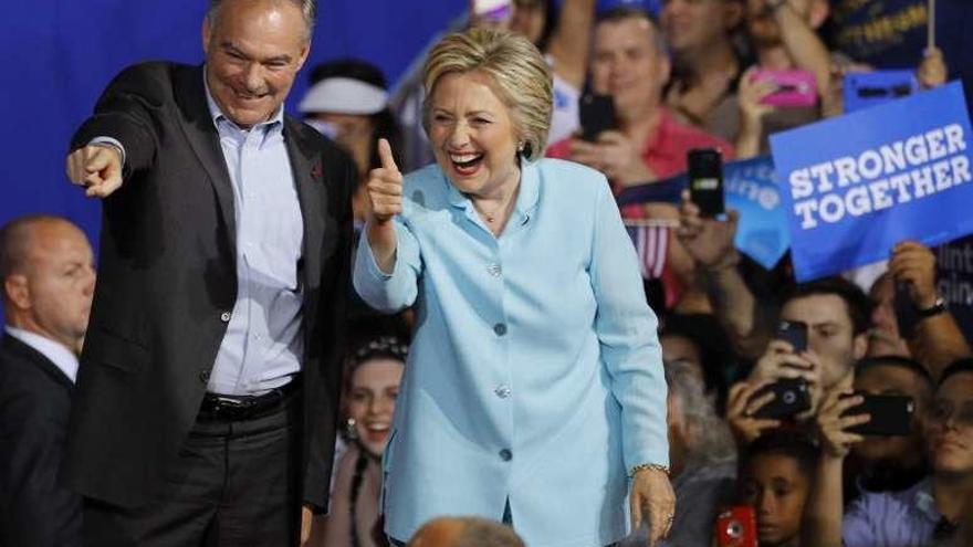 Kaine y Clinton, en su primer acto antes de la convención demócrata. // Efe