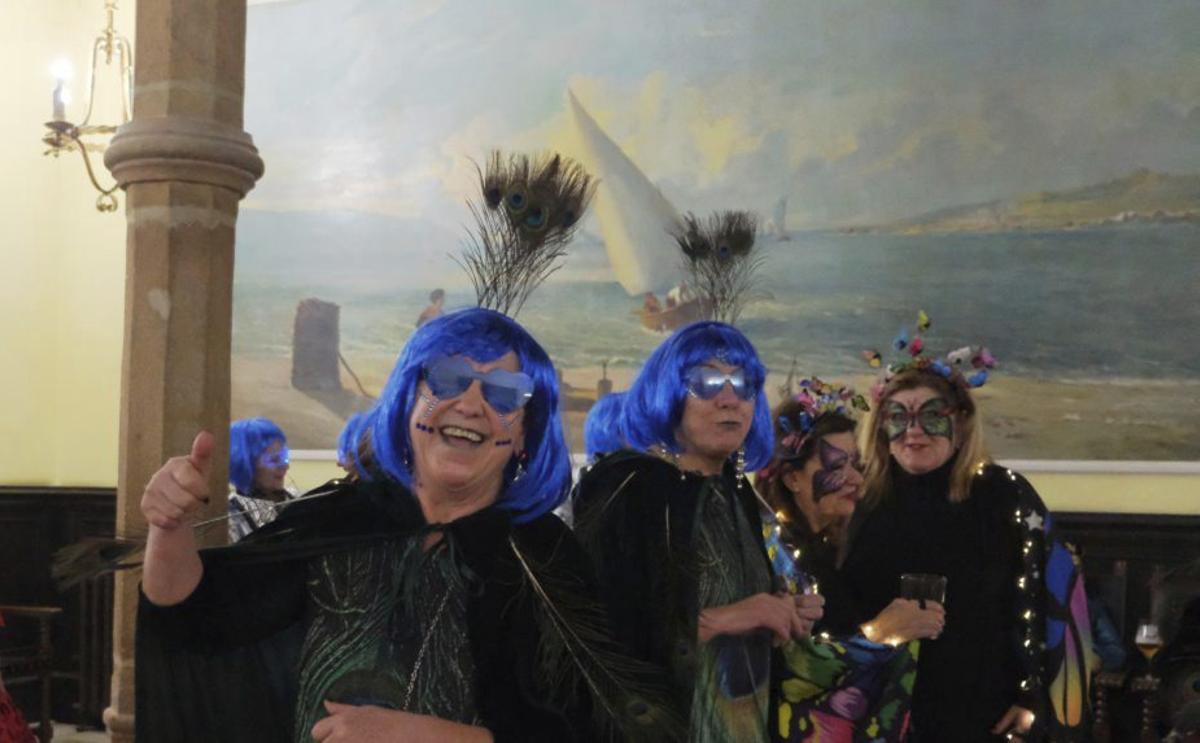 La previa de la cena de comadres en el Liceo de Ourense, con 300 mujeres presentes.