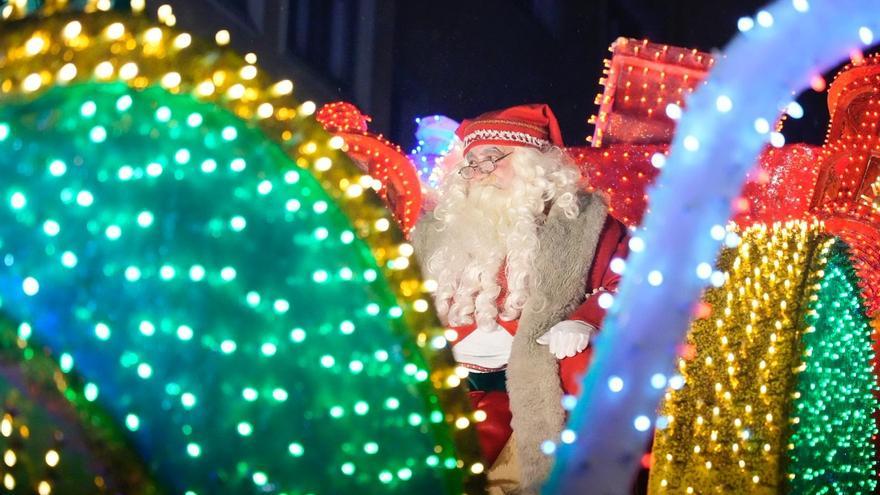 Papá Noel y la Cabalgaza desafían a la lluvia y vuelven a llenar las calles de Zamora