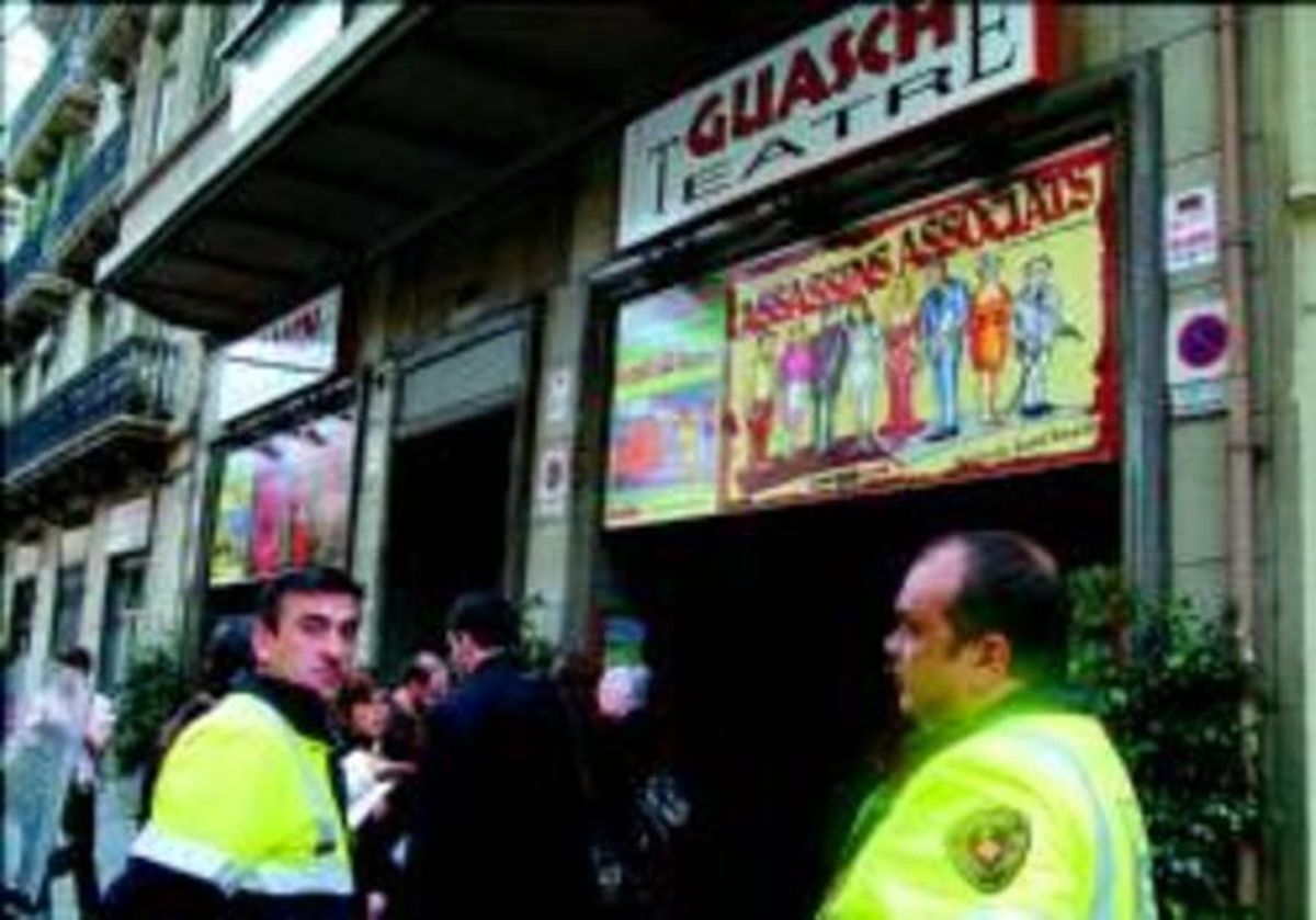 Dos agents de la Guàrdia Urbana, a l’entrada del Guasch Teatre, ja precintat, ahir.