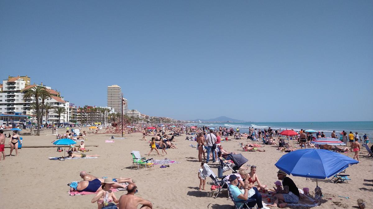 Las playas de Peñíscola ya registran una elevada afluencia.