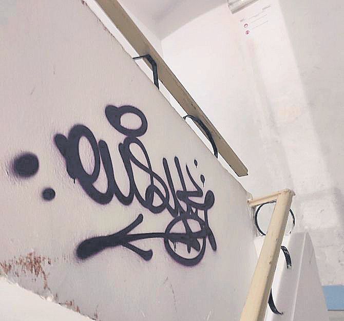 Grafitis de los okupas en la escalera del edificio.