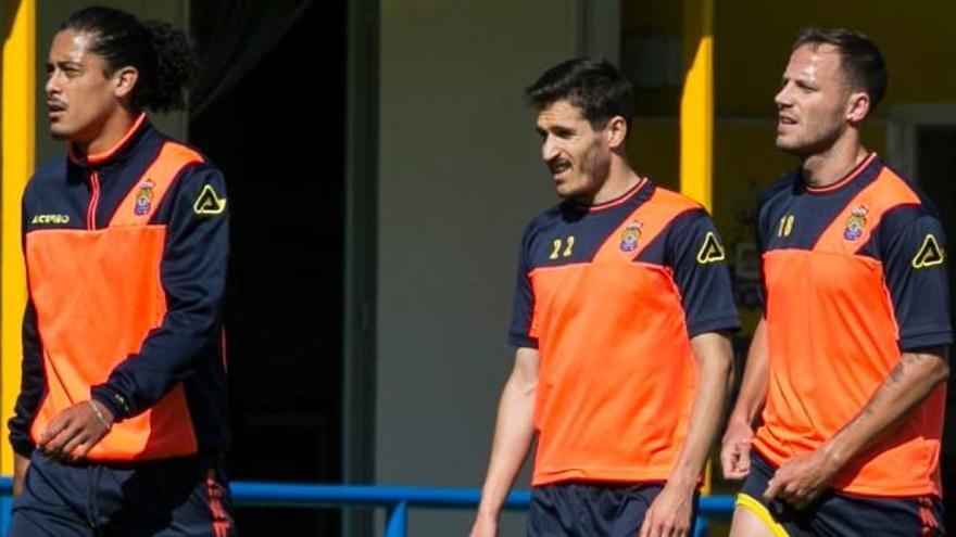 Javi Castellano, junto a Lemos y Hélder Lopes.