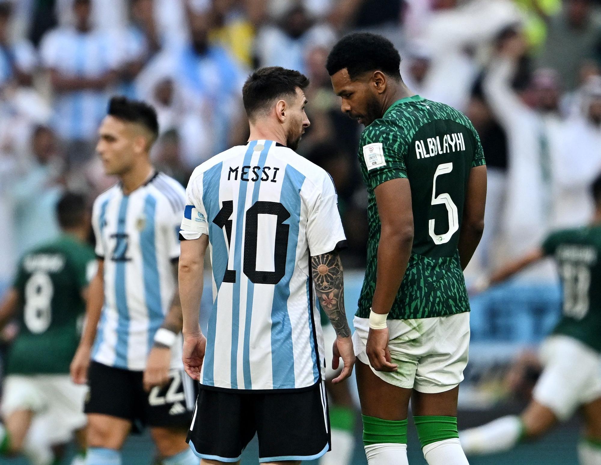 Messi es desafiado por un jugador de Arabia Saudí.