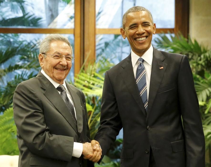 El presidente de EE.UU Barack Obama con el presidente de Cuba Raúl Castro.